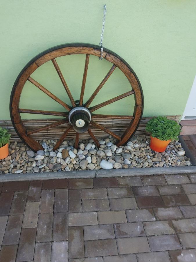 Apartman Blizko Brna S Dobovymi Dekoracemi Melcany Exterior photo