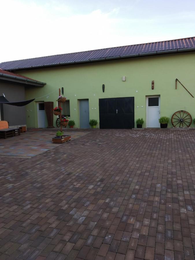 Apartman Blizko Brna S Dobovymi Dekoracemi Melcany Exterior photo