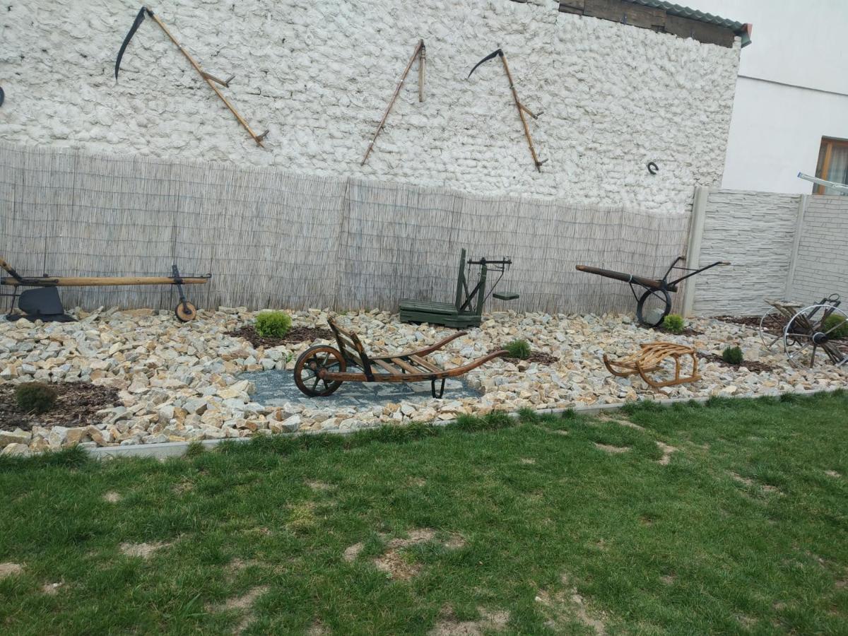 Apartman Blizko Brna S Dobovymi Dekoracemi Melcany Exterior photo